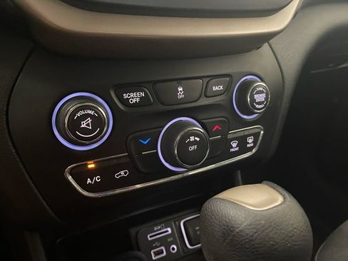 Used 2015 Jeep Cherokee Latitude AWD/4WD image 18