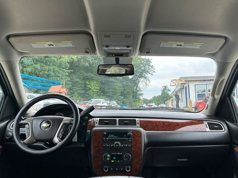 Used 2014 Chevrolet Suburban LT RWD image 10