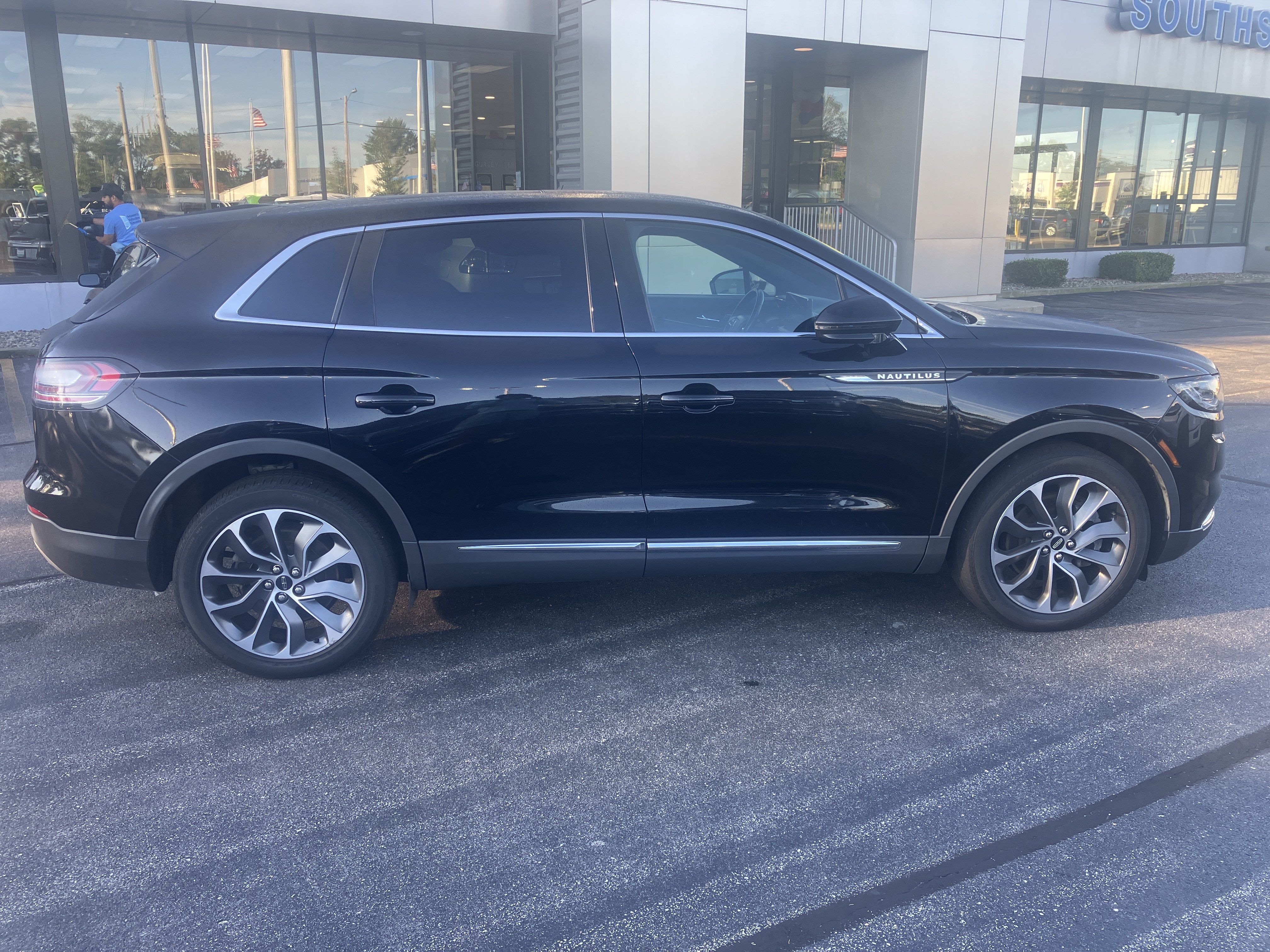 Used 2023 Lincoln Nautilus Reserve AWD/4WD image 8