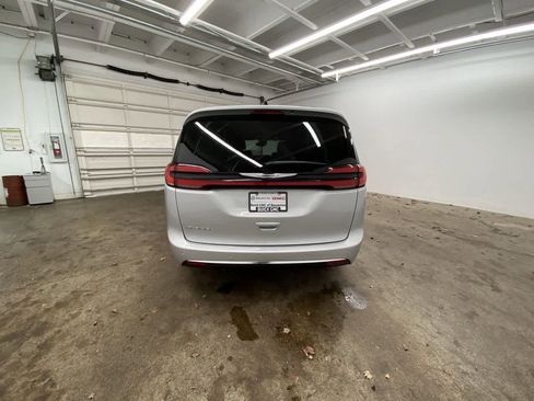 Used 2024 Chrysler Pacifica Touring-L FWD image 5