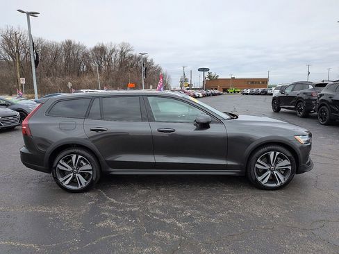 Used 2025 Volvo V60 B5 Cross Country Plus image 2