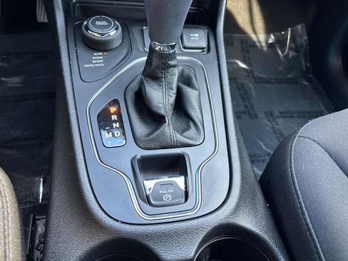 Used 2020 Jeep Cherokee Latitude w/ Cold Weather Group image 21