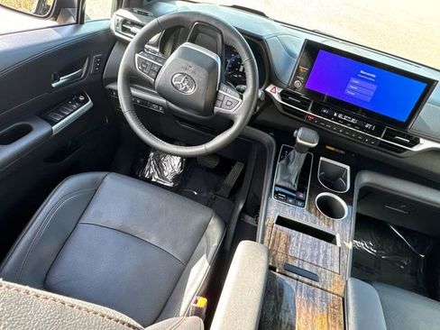 Used 2025 Toyota Sienna Platinum image 27