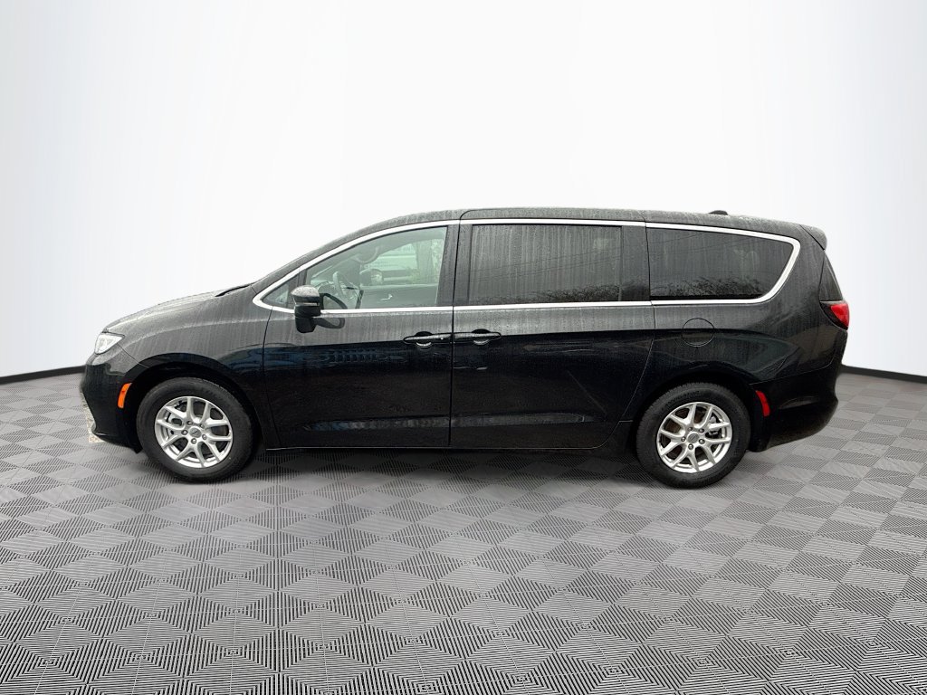 Used 2025 Chrysler Pacifica Select FWD image 9