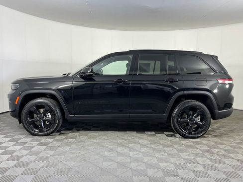 Used 2023 Jeep Grand Cherokee Altitude AWD/4WD image 9
