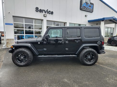 Used 2017 Jeep Wrangler Unlimited Sahara AWD/4WD image 9