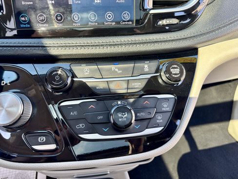 Used 2020 Chrysler Pacifica Limited FWD image 37