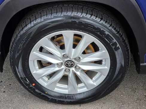 Used 2022 Toyota Corolla Cross LE AWD/4WD image 18