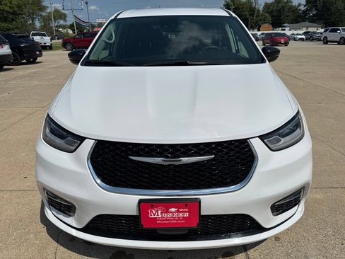Used 2024 Chrysler Pacifica Touring-L FWD image 8