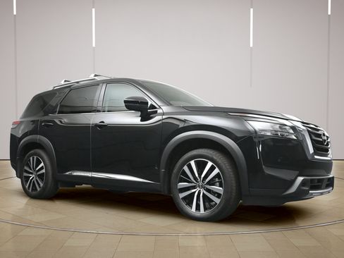 Certified 2025 Nissan Pathfinder Platinum w/ Cargo Package FWD image 27