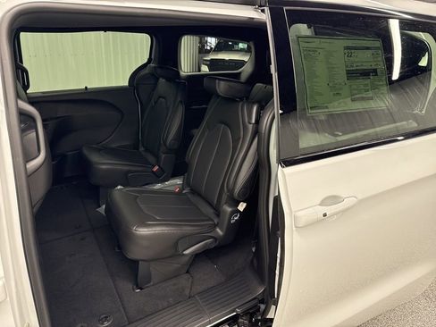 New 2026 Chrysler Pacifica Select image 15