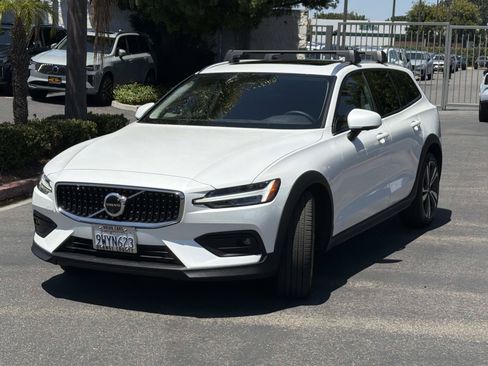 Used 2026 Volvo V60 B5 Cross Country Plus w/ Climate Package AWD/4WD image 3