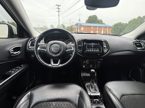 Used 2018 Jeep Compass Latitude w/ Popular Equipment Group FWD image 11
