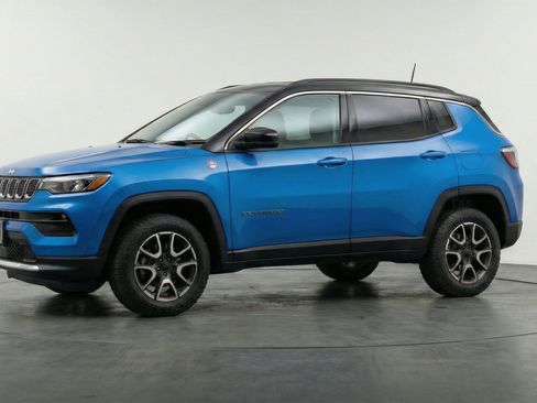 Used 2025 Jeep Compass Trailhawk AWD/4WD image 3