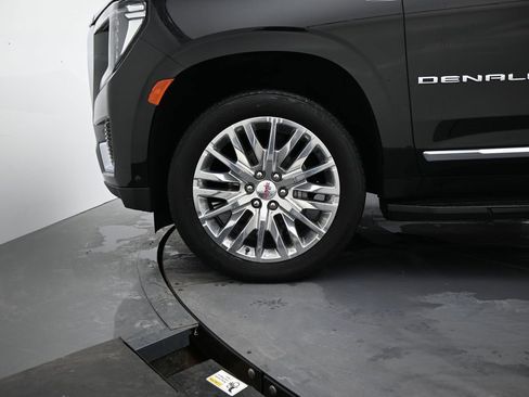 Used 2024 GMC Yukon XL Denali w/ Advanced Technology Package image 8