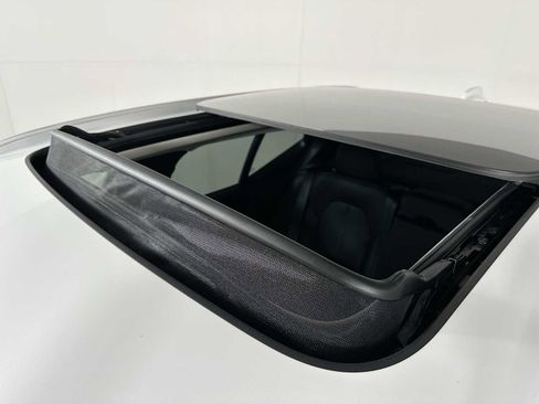 Used 2025 Volvo XC40 B5 Plus image 19