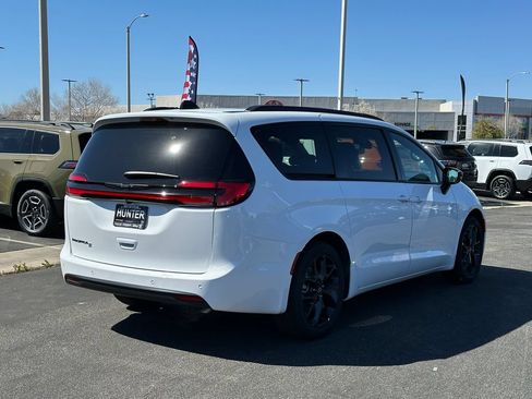 New 2026 Chrysler Pacifica Select w/ S Appearance Package FWD image 8