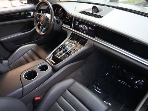Used 2018 Porsche Panamera 4 image 19