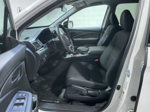 Used 2025 Honda Ridgeline Sport image 2