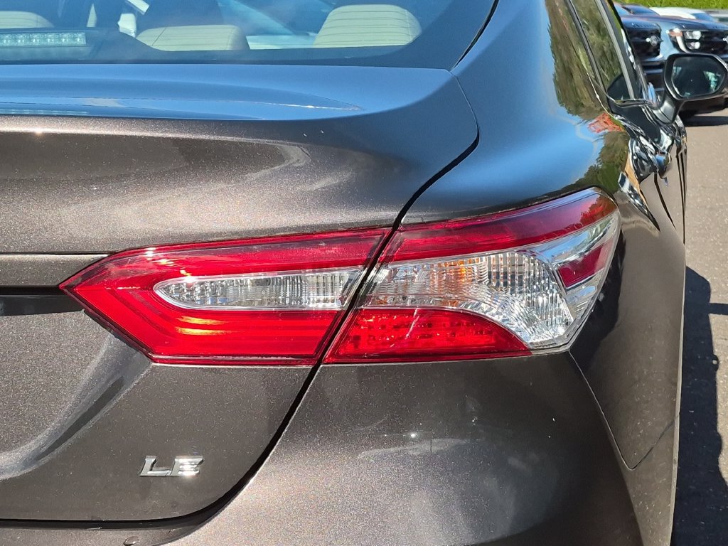 Used 2018 Toyota Camry LE w/ Convenience Package FWD image 11
