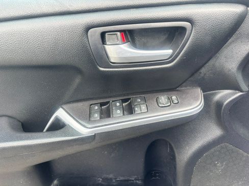 Used 2016 Toyota Camry SE w/ Moonroof Package FWD image 12