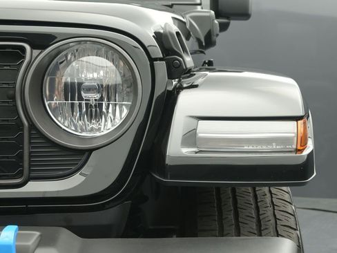 Used 2024 Jeep Wrangler Unlimited w/ Convenience Group AWD/4WD image 10