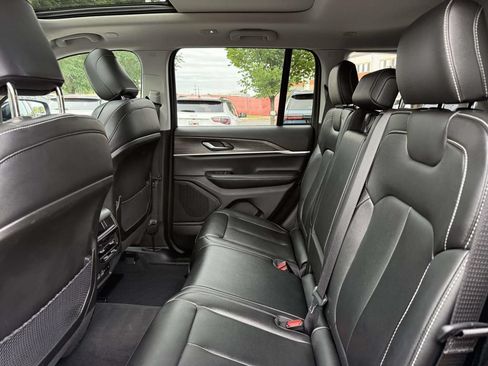 Used 2024 Jeep Grand Cherokee Limited AWD/4WD image 17
