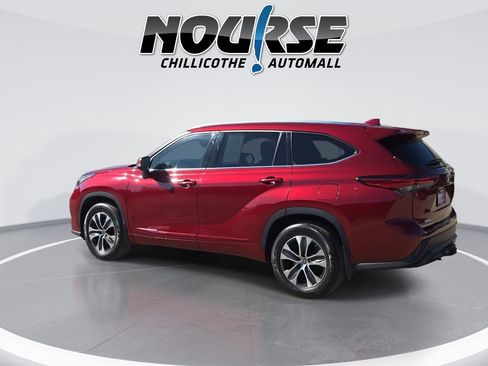 Used 2021 Toyota Highlander XLE AWD/4WD image 6