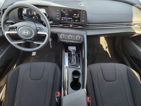 New 2025 Hyundai Elantra SE image 24