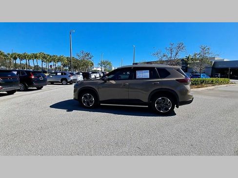 Used 2025 Nissan Rogue SV w/ SV Premium Package image 42
