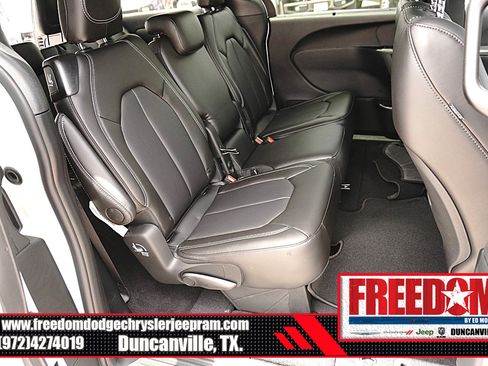 New 2027 Chrysler Pacifica Select FWD image 17