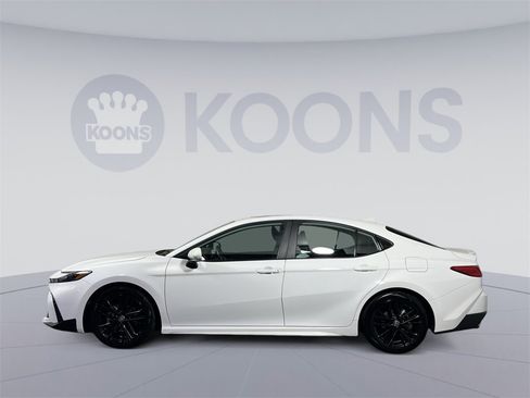 Used 2025 Toyota Camry SE image 2