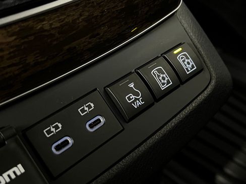 Used 2025 Toyota Sienna Platinum image 27