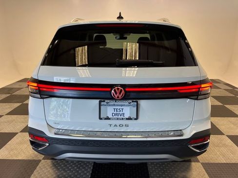 Used 2025 Volkswagen Taos SE FWD image 4