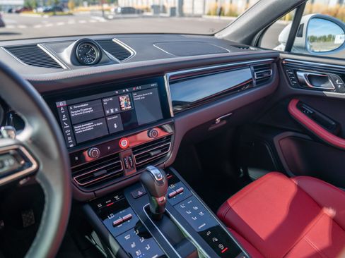 Certified 2026 Porsche Macan AWD/4WD image 16