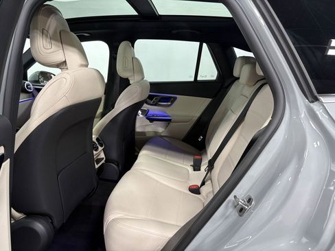 Used 2025 Mercedes-Benz GLC 350e 4MATIC w/ Driver Assistance Package image 27