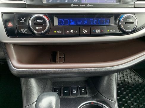 Used 2017 Toyota Highlander SE image 26