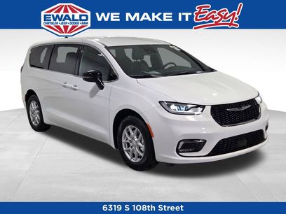 New 2026 Chrysler Pacifica Select