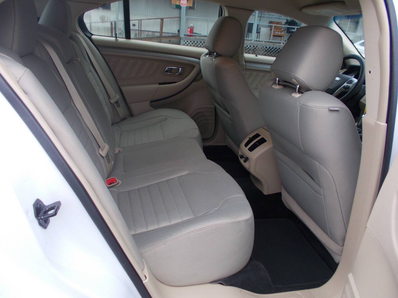 Used 2016 Ford Taurus SE FWD image 8