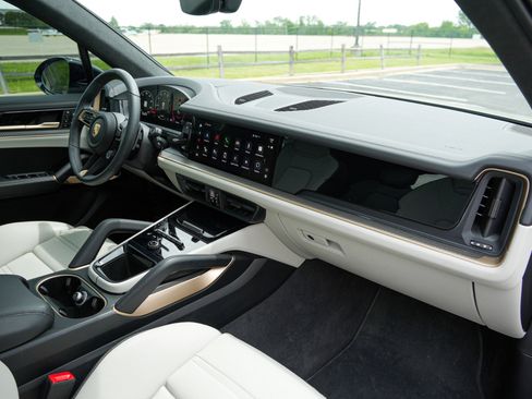 Used 2025 Porsche Cayenne GTS AWD/4WD image 24