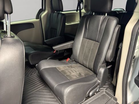 Used 2020 Dodge Grand Caravan SXT FWD image 16