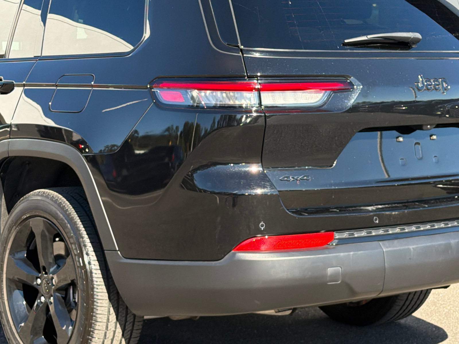 Used 2024 Jeep Grand Cherokee L Altitude AWD/4WD image 5
