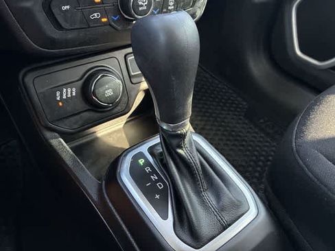 Used 2019 Jeep Renegade Latitude w/ Cold Weather Group AWD/4WD image 33