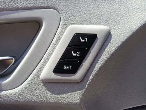 Used 2024 Toyota Sienna Limited FWD image 12