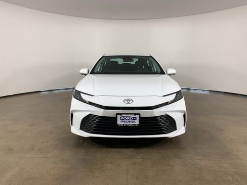 Used 2025 Toyota Camry LE image 3