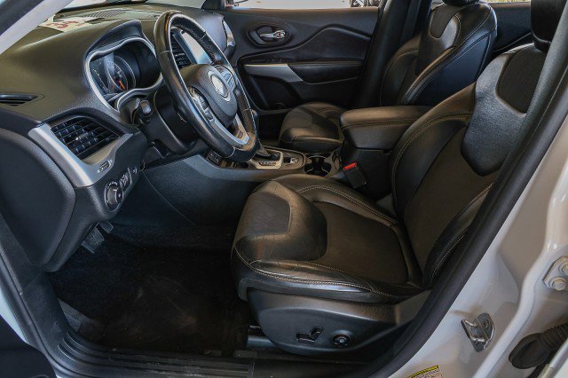 Used 2018 Jeep Cherokee Latitude Plus w/ Comfort/Convenience Group FWD image 9