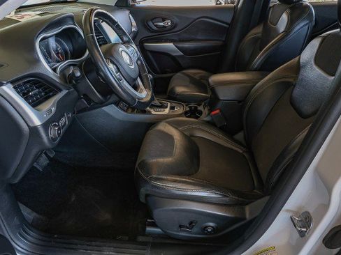 Used 2018 Jeep Cherokee Latitude Plus w/ Comfort/Convenience Group FWD image 9