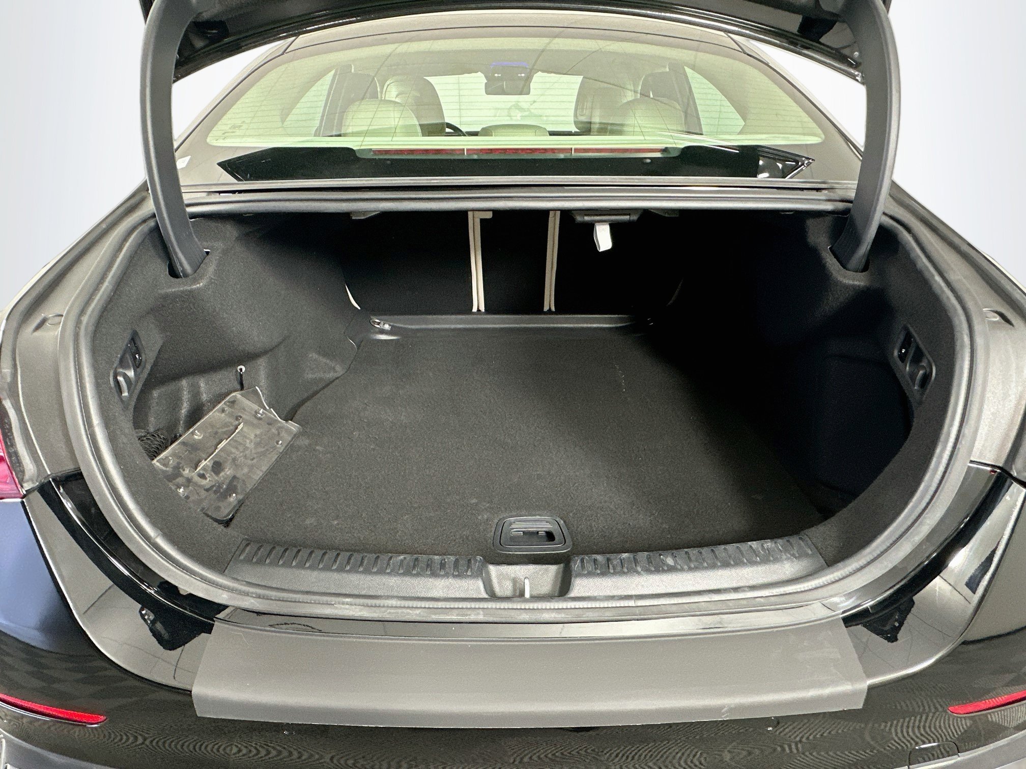 Used 2025 Mercedes-Benz E 350 Sedan w/ Winter Package image 31
