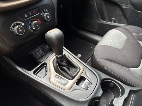 Used 2017 Jeep Cherokee Sport FWD image 24