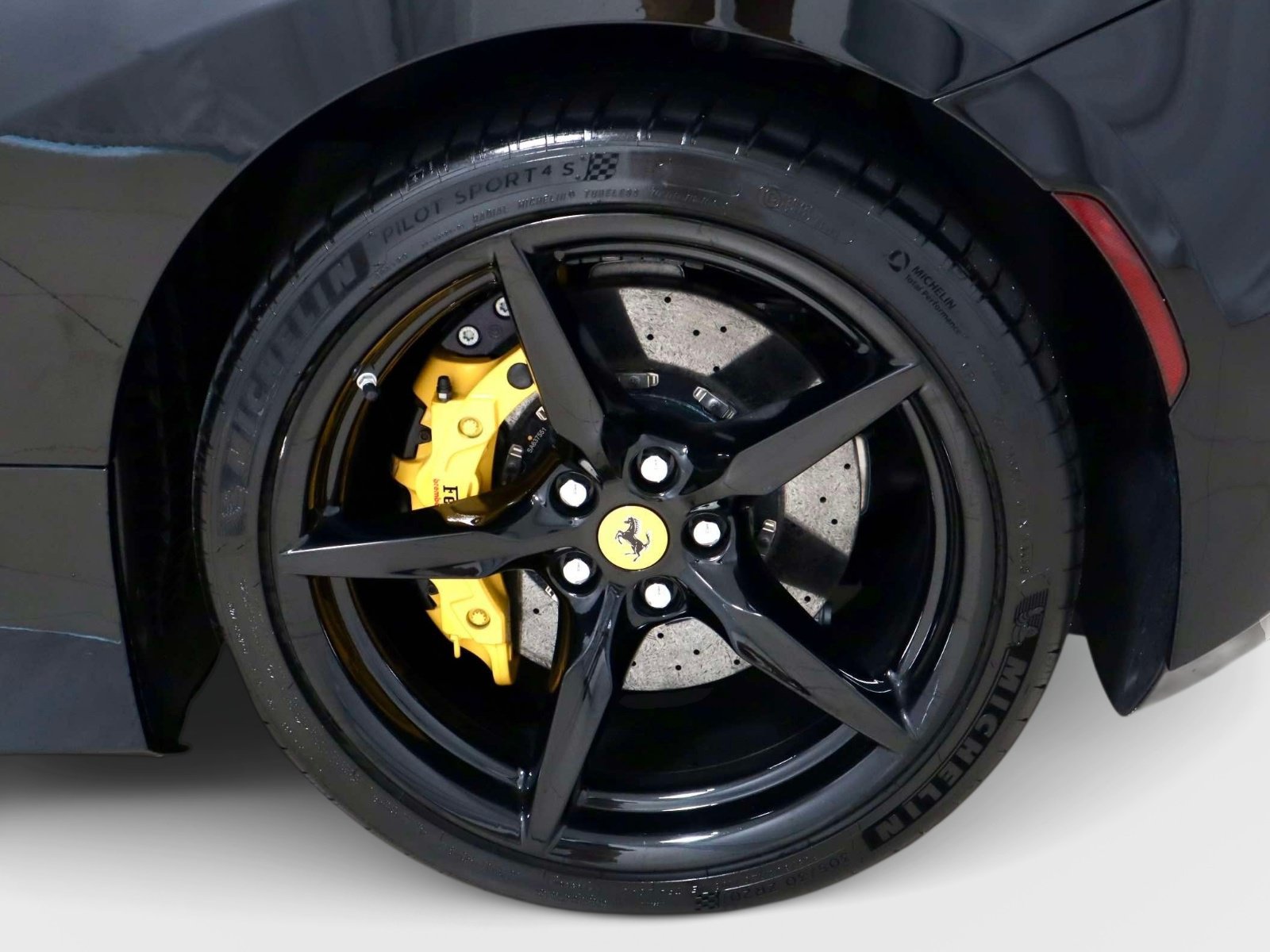 Certified 2022 Ferrari F8 Tributo RWD image 9